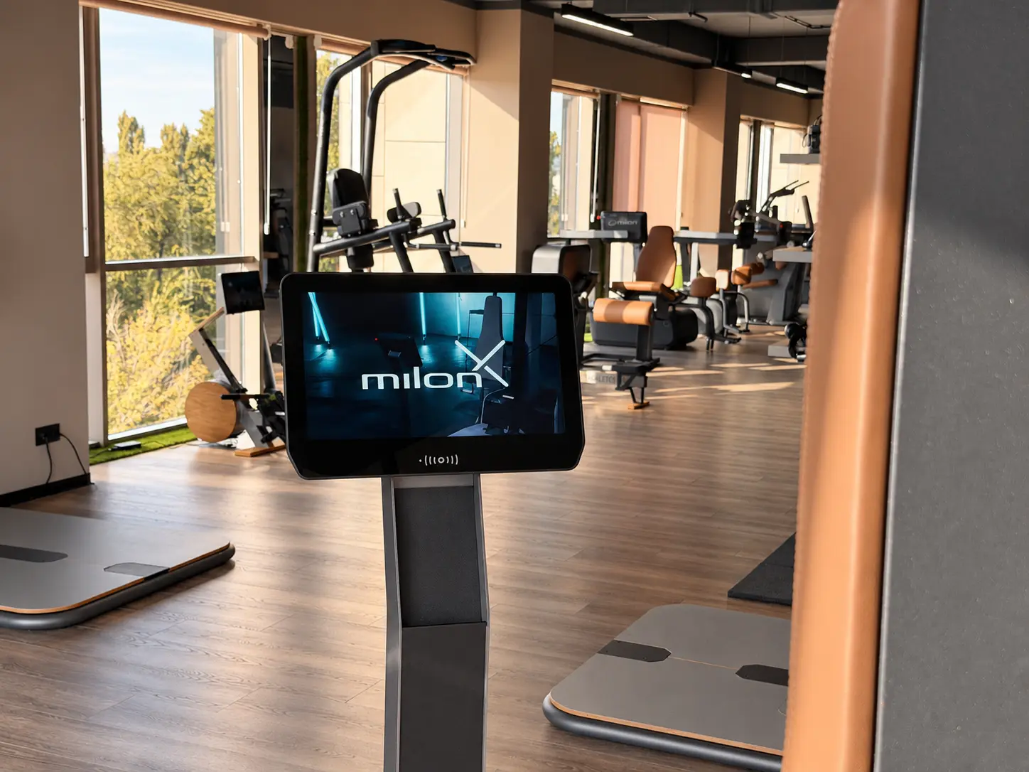 Milon-X-Gerät mit Touchscreen